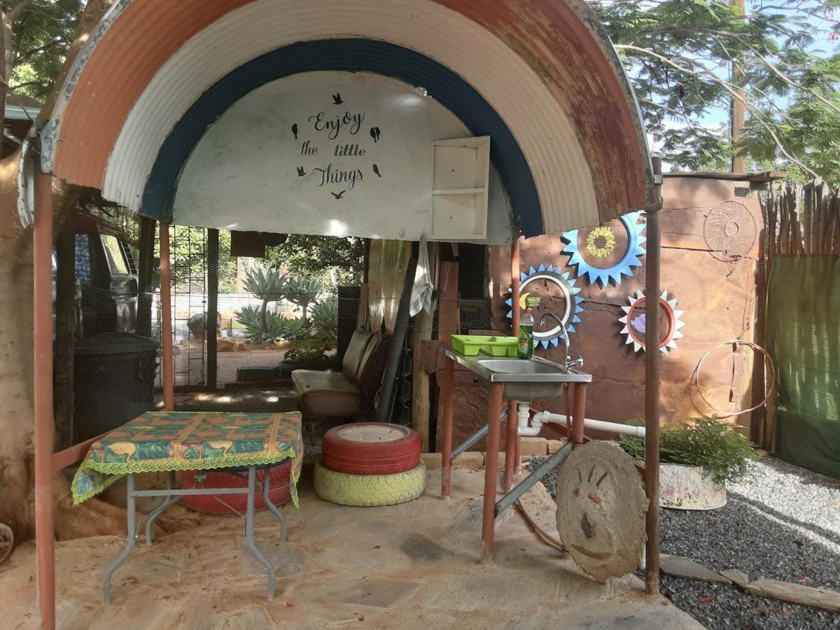 אוטג'ו Kai-Oms Backpackers Lodge מראה חיצוני תמונה