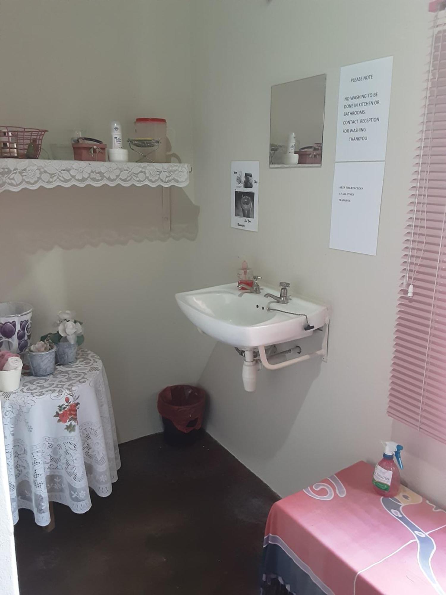 אוטג'ו Kai-Oms Backpackers Lodge מראה חיצוני תמונה